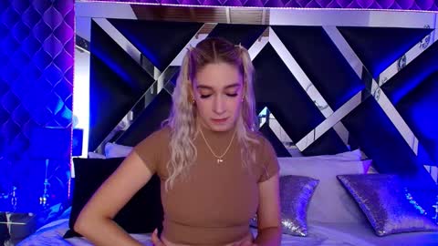 victtoria lee online show from October 9, 7:40 pm