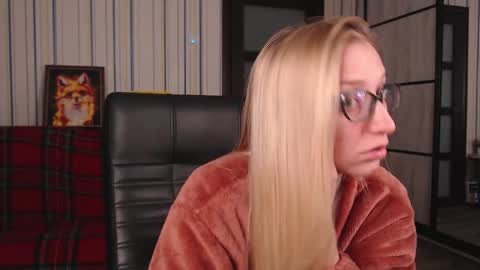 Snapshot of vikaericka chatting on October 10, 11:15 am Vika online show from October 10, 11:15 am