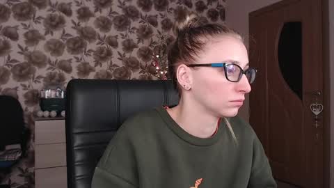 Snapshot of vikaericka chatting on December 29, 3:00 am Vika online show from December 29, 3:00 am