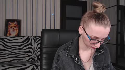 Snapshot of vikaericka chatting on March 7, 3:28 pm Vika online show from March 7, 3:28 pm