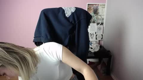 Snapshot of viktoria_lovely chatting on September 17, 7:17 am viktoria_lovely online show from September 17, 7:17 am