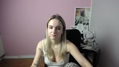 Snapshot of viktoria_lovely chatting on January 31, 6:24 am viktoria_lovely online show from January 31, 6:24 am