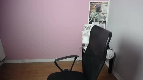 Snapshot of viktoria_lovely chatting on December 23, 5:17 am viktoria_lovely online show from December 23, 5:17 am