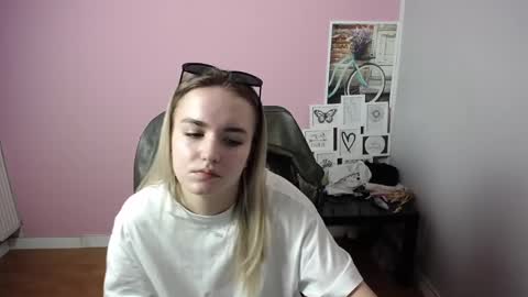 Snapshot of viktoria_lovely chatting on March 9, 12:20 pm viktoria_lovely online show from March 9, 12:20 pm