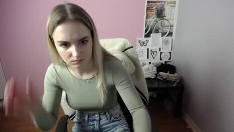 Snapshot of viktoria_lovely chatting on February 26, 11:21 am viktoria_lovely online show from February 26, 11:21 am