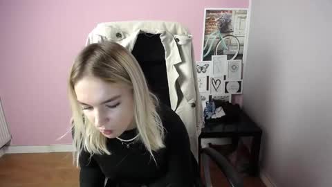 Snapshot of viktoria_lovely chatting on October 6, 7:03 am viktoria_lovely online show from October 6, 7:03 am