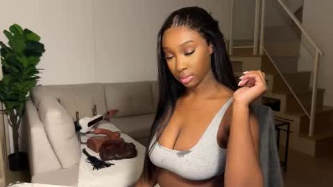 Snapshot of violet6xft chatting on October 21, 12:09 pm Fantasy Black Girl online show from October 21, 12:09 pm