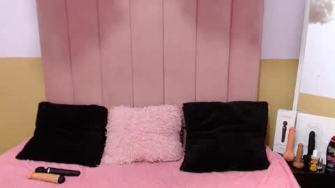 violetalittlee online show from December 26, 5:30 pm