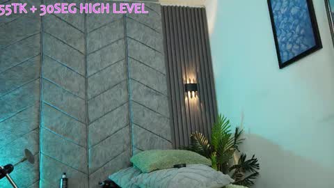 viollettebylyly online show from October 17, 1:25 pm