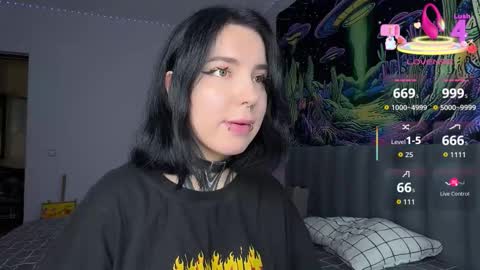 Snapshot of vivi__squirrel chatting on October 8, 7:13 am Vivi   online show from October 8, 7:13 am