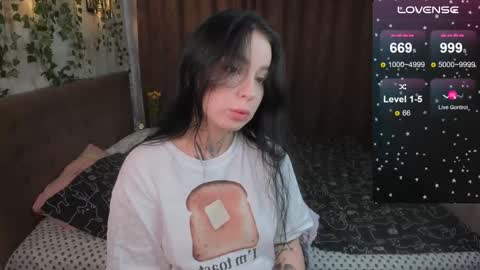 Snapshot of vivi__squirrel chatting on March 9, 5:33 am Vivi   online show from March 9, 5:33 am