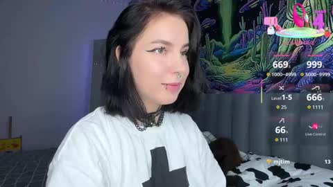 Snapshot of vivi__squirrel chatting on October 3, 12:43 pm Vivi   online show from October 3, 12:43 pm