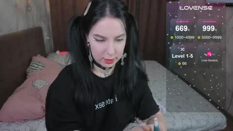 Snapshot of vivi__squirrel chatting on February 12, 6:51 am Vivi   online show from February 12, 6:51 am