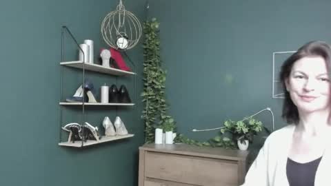 Vivian online show from April 18, 7:11 am