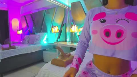 Vivian Monroe online show from November 22, 10:40 am