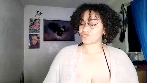 Snapshot of wallace_juli chatting on October 26, 6:36 pm Juli online show from October 26, 6:36 pm