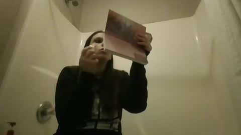 Snapshot of waywardqueen chatting on October 31, 10:41 am waywardqueen online show from October 31, 10:41 am