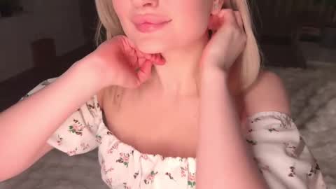 Snapshot of wendy_amber chatting on March 1, 6:11 pm Daisy    online show from March 1, 6:11 pm
