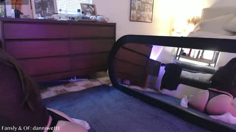 Snapshot of wettt93 chatting on December 7, 6:15 pm danni online show from December 7, 6:15 pm