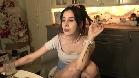 Snapshot of whats_her_name chatting on January 10, 3:29 am Victoria Maria online show from January 10, 3:29 am