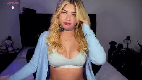 Snapshot of whites_emma chatting on October 24, 2:40 am EMMA online show from October 24, 2:40 am