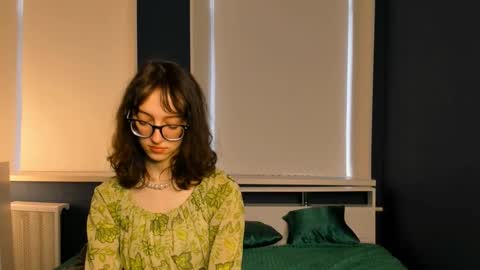 Isabella online show from March 6, 8:30 am