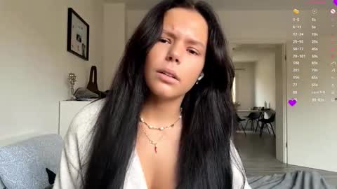 Mia online show from November 7, 8:09 am