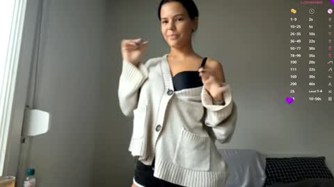 Mia online show from December 23, 8:07 am