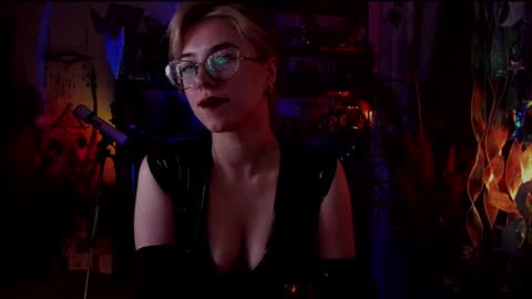 Snapshot of witch_fiona chatting on December 4, 8:18 pm Goddess of two strapons  - Mr. long Don Mr. Pinky online show from December 4, 8:18 pm