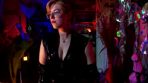 Snapshot of witch_fiona chatting on January 16, 8:25 pm Goddess of two strapons  - Mr. long Don Mr. Pinky online show from January 16, 8:25 pm