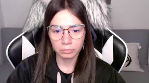 Snapshot of wolfs_daughter chatting on October 23, 3:23 am Alex online show from October 23, 3:23 am
