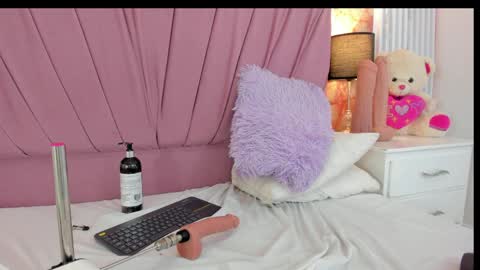 wonderkloe_ online show from April 10, 6:30 am