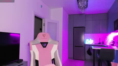 Emi online show from September 28, 8:25 pm