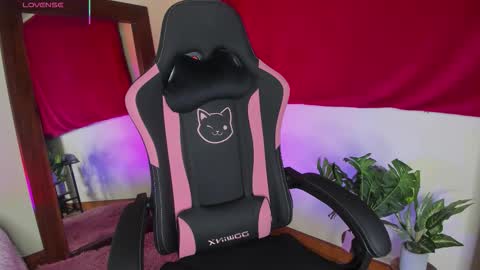 Snapshot of xemily_hardy chatting on October 15, 10:45 pm Kanae. online show from October 15, 10:45 pm