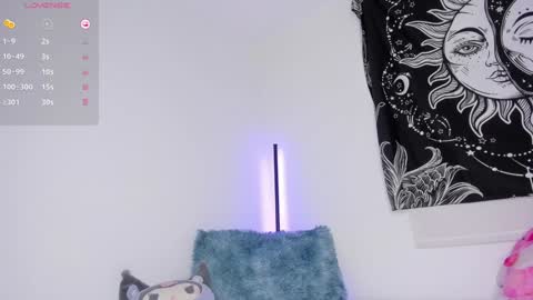 Snapshot of xemily_hardy chatting on December 17, 11:27 pm Kanae. online show from December 17, 11:27 pm