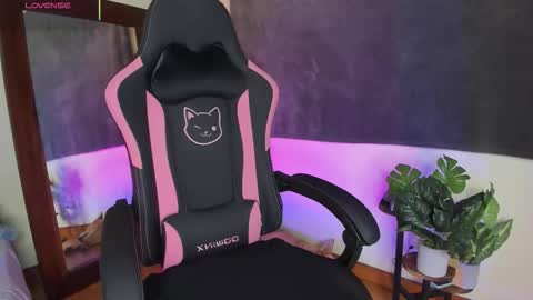 Snapshot of xemily_hardy chatting on October 6, 11:09 pm Kanae. online show from October 6, 11:09 pm