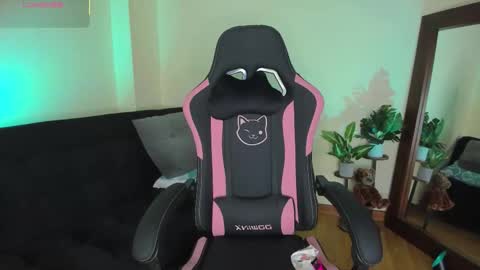 Snapshot of xemily_hardy chatting on October 28, 11:09 pm Kanae. online show from October 28, 11:09 pm