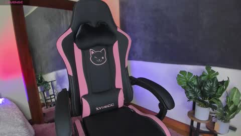 Snapshot of xemily_hardy chatting on October 3, 12:49 am Kanae. online show from October 3, 12:49 am