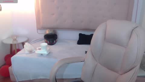 lunna online show from March 1, 7:48 pm