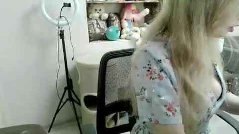 xMilagrosxs online show from April 9, 12:10 pm