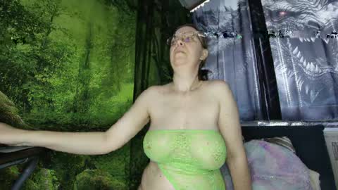 xnicetitsx online show from April 28, 7:01 am