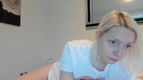 Snapshot of xxkimber_bentonxx chatting on January 5, 9:37 am  Next online Monday to Friday 10am till 2pm UK time online show from January 5, 9:37 am