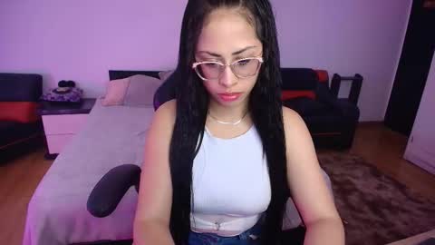 yesie_hot2 online show from February 14, 2:35 am