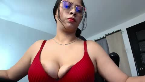 yesie_hot2 online show from April 18, 1:08 am