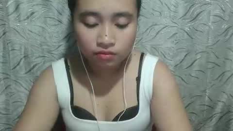 Snapshot of yhang_19 chatting on October 6, 5:35 am yhang_19 online show from October 6, 5:35 am