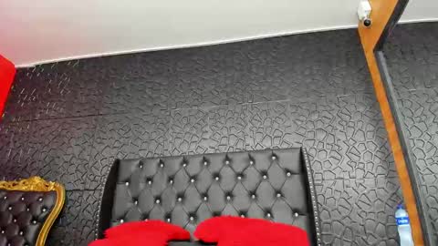 yiyisandoval online show from September 30, 3:17 pm