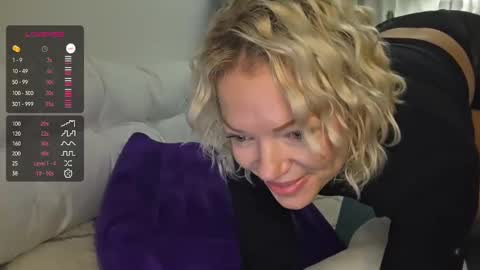 Snapshot of yogimilflover chatting on October 22, 10:09 am Yogiblondebangme online show from October 22, 10:09 am