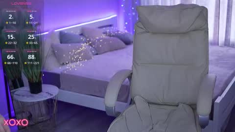 L O L A online show from November 1, 7:45 am