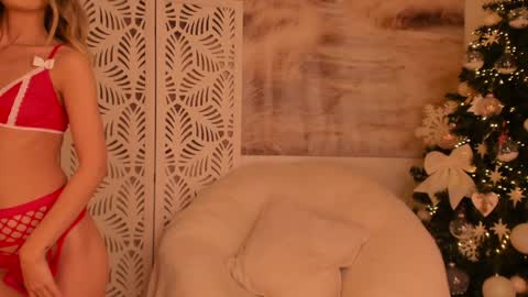 Snapshot of yourmidnightcoffee chatting on December 28, 8:36 pm Sarah online show from December 28, 8:36 pm