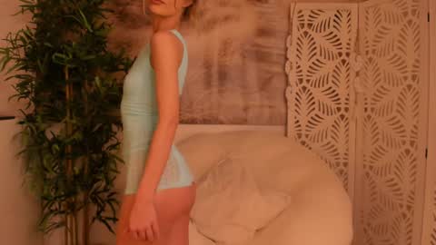 Snapshot of yourmidnightcoffee chatting on January 28, 8:26 pm Sarah online show from January 28, 8:26 pm